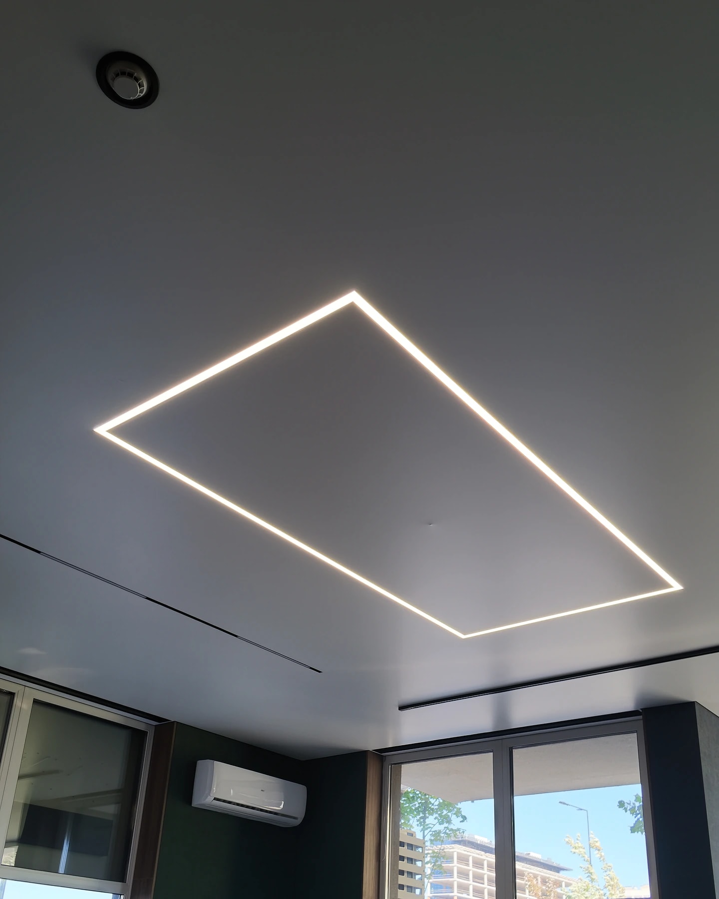 Прямоугольный световой контур в белом потолке шоурума Skyline